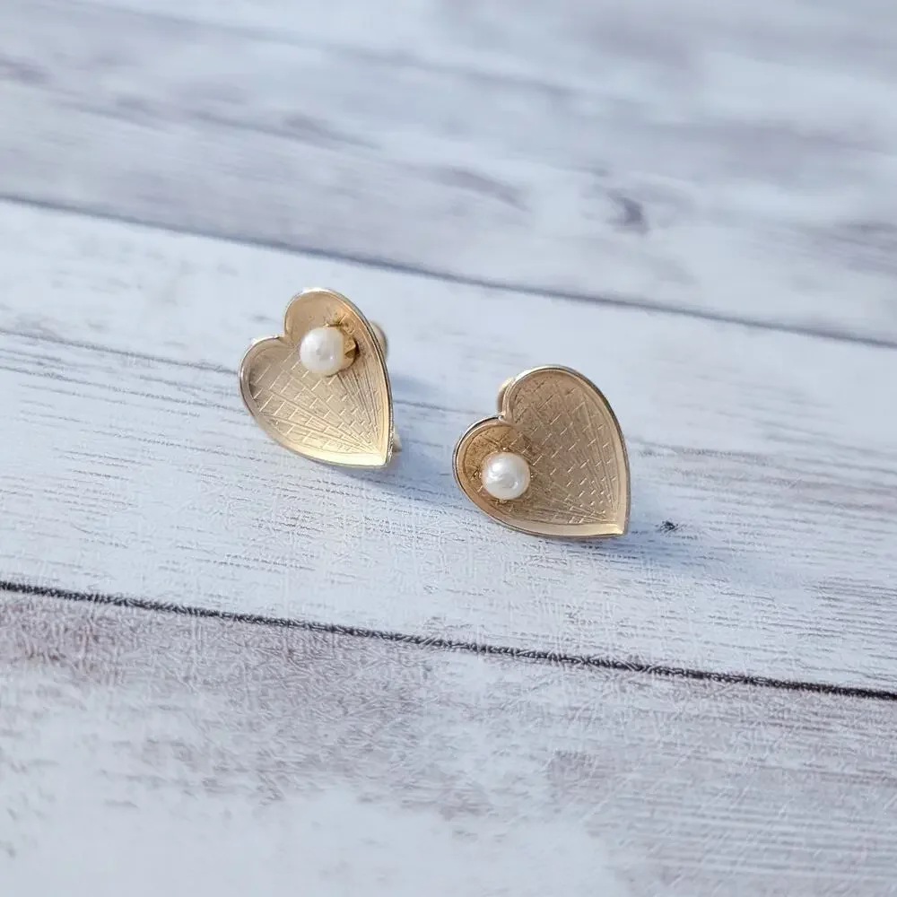 Vintage Screw On Earrings Heart with Faux Pearl Stamped Louvanni?